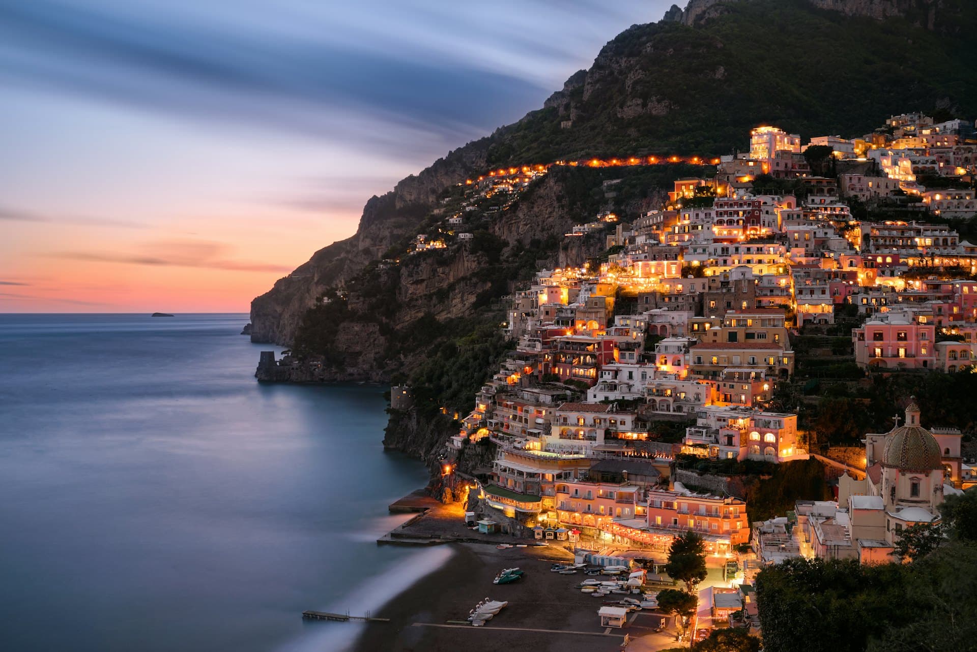 Le village de Positano illuminé à la tombée de la nuit, sur la côte amalfitaine